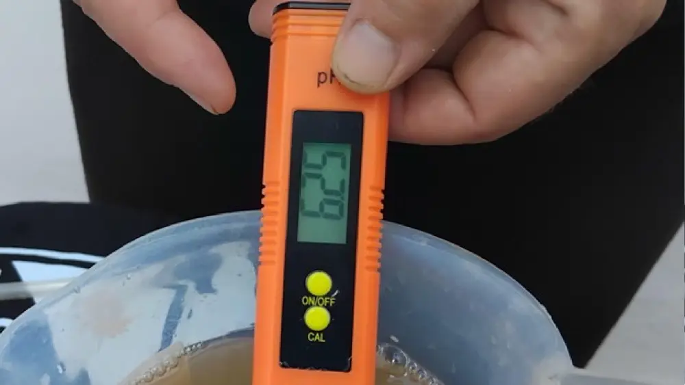 Este cultivador utiliza un medidor digital de pH para comprobar la soluci&oacute;n nutritiva antes de regar